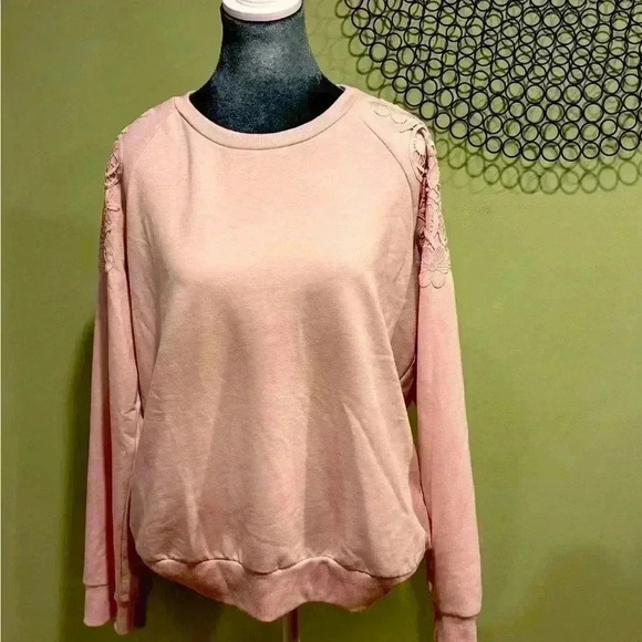 Gloria Vanderbilt Pink Sweatshirt with flower detail on shoulders- Size Large - Picture 1 of 6